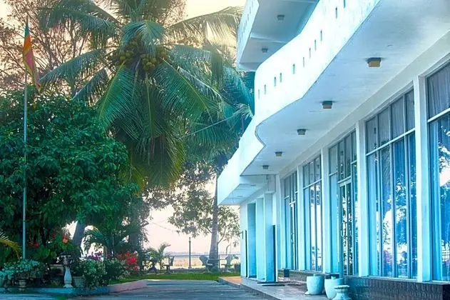 WHITE PALACE