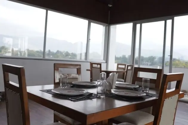 White Rock By The Solitaire Hospitality - Yerinde Yemek