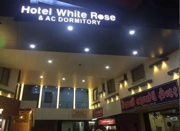 Hotel White Rose Rose & Dormitory Surat - Dış Mekan