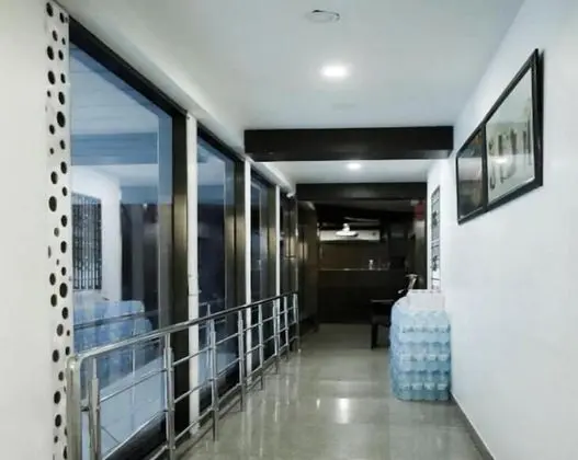 Hotel White Rose Rose & Dormitory Surat - Lobi