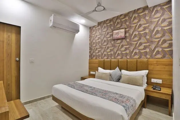 Hotel White Rose Rose & Dormitory Surat - Oda