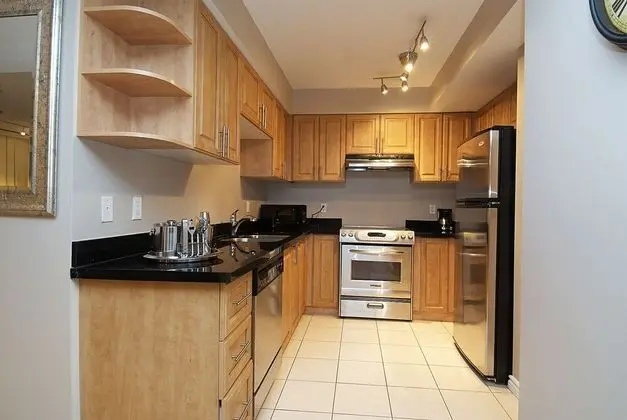 WhiteHall Suites- Yorkville - Mutfak