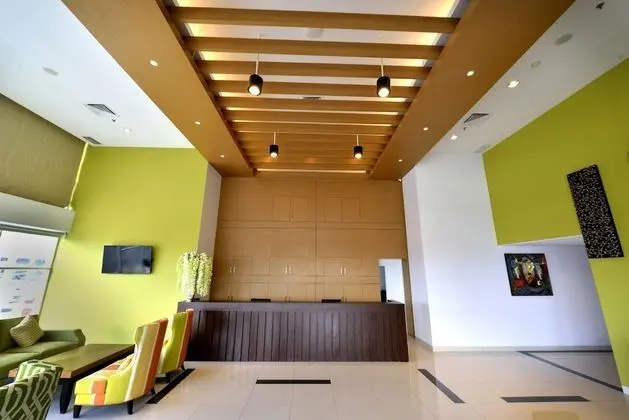 Whiz Prime Hotel Megamas Manado - CHSE Certified - Lobi