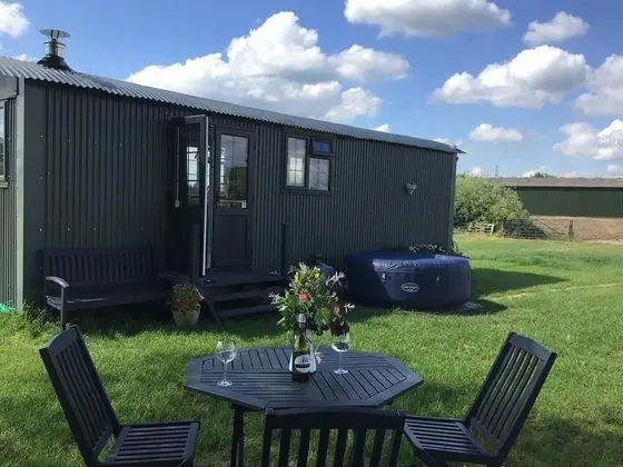 Willowbank Wine Down. Tranquil Shepherds Hut