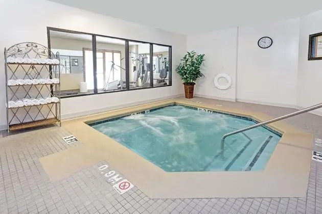 Wingate by Wyndham - Gwinnett Place Mall - Havuz
