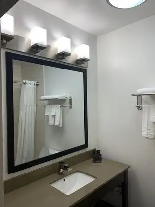 WINGATE BY WYNDHAM JFK AIRPORT FAR ROCKAWAY