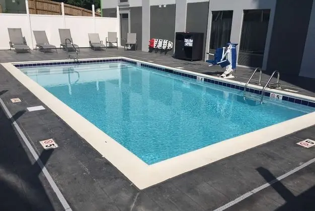 Wingate by Wyndham Louisville Fair and Expo - Havuz