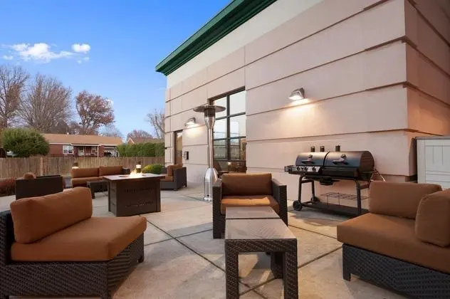 WINGATE BY WYNDHAM VIENNA PARKERSBURG - Lobi