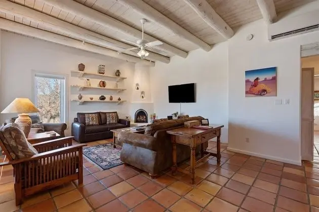 Wisteria - Delightful Updated Family Home, Seven Blocks to the Plaza - Oda Düzeni