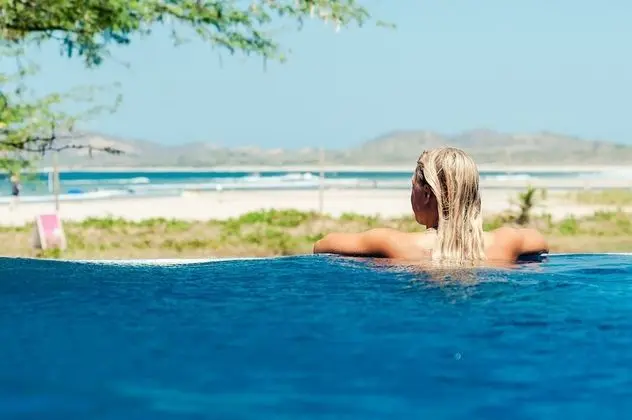 Witch's Rock Surf Camp Beachfront HOTEL - Havuz