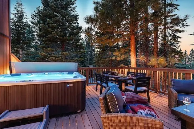 Wolfe by Avantstay 5mins Northstar! w/ Hot Tub, Fireplace, 2 Private Decks!