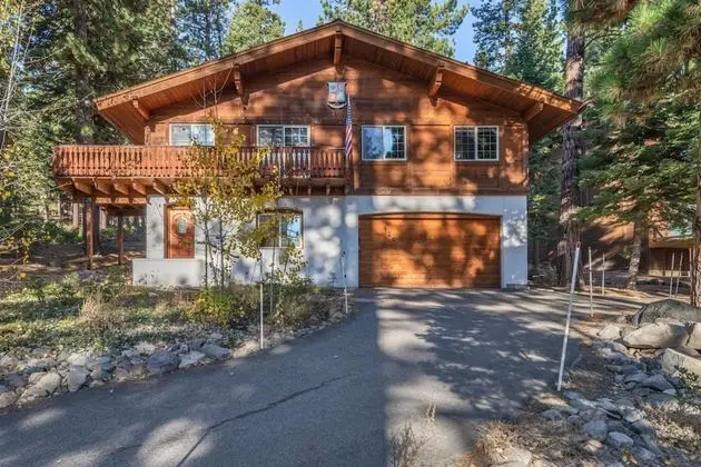 Wolf's Lair by Avantstay Swiss Chalet w/ Private Hot Tub & Access to Northstar Resort Community