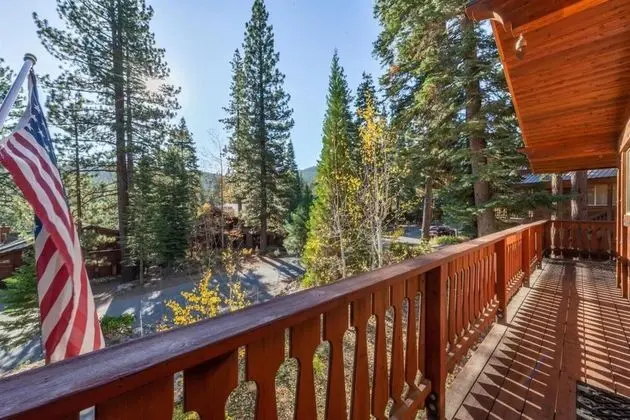 Wolf's Lair by Avantstay Swiss Chalet w/ Private Hot Tub & Access to Northstar Resort Community