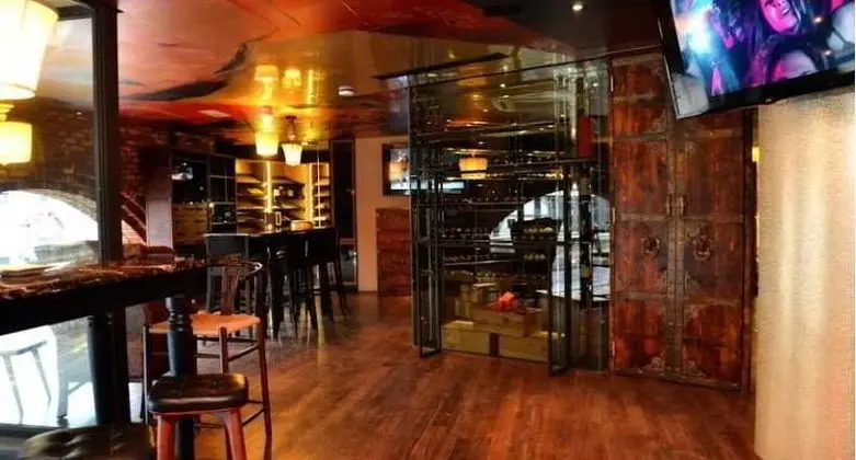 WOLO Kuala Lumpur - Bar