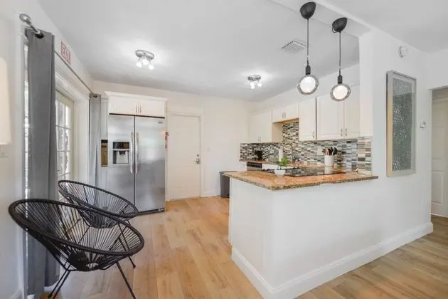 Wonderful 2BR House with Canal Access - Mutfak