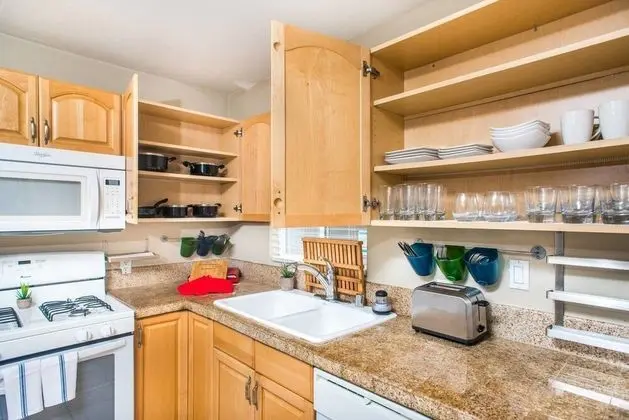 Wonderful 3br/2ba Home in Mission Beach by Domio - Mutfak