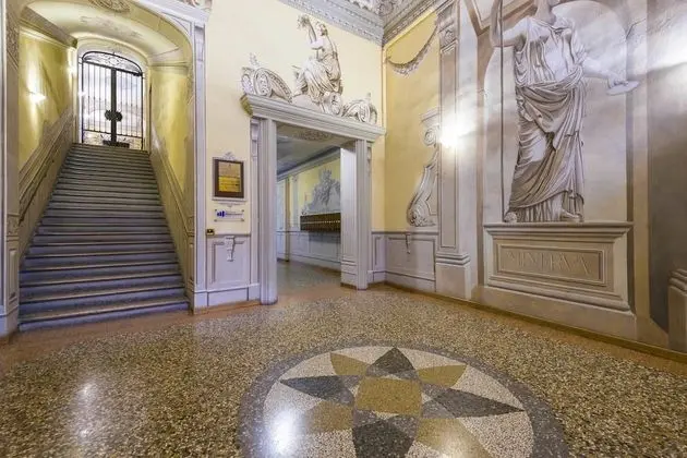 Wonderful, Quiet and Bright Apartment. In the Center Historian