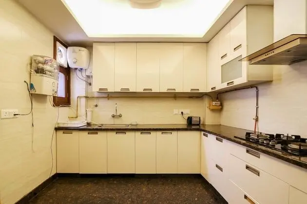 Woodpecker Service Apartments Green Park - Mutfak