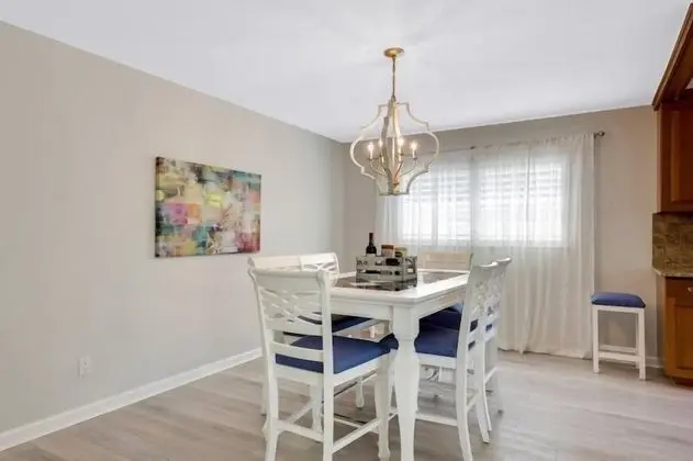 Woodridge - Private & Sanitized, Perfect for Social Distancing & Working From Home. Private Pool, Pet Friendly. Discounted During Pandemic. Super-host Support