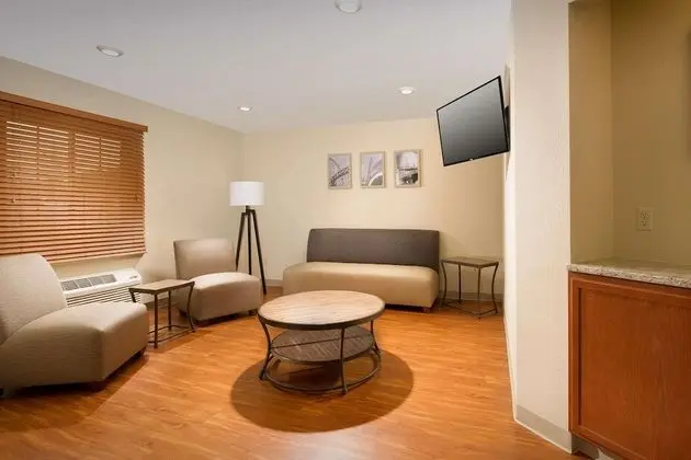WoodSpring Suites Chicago Romeoville - Lobi