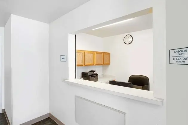 WoodSpring Suites Denton - Lobi