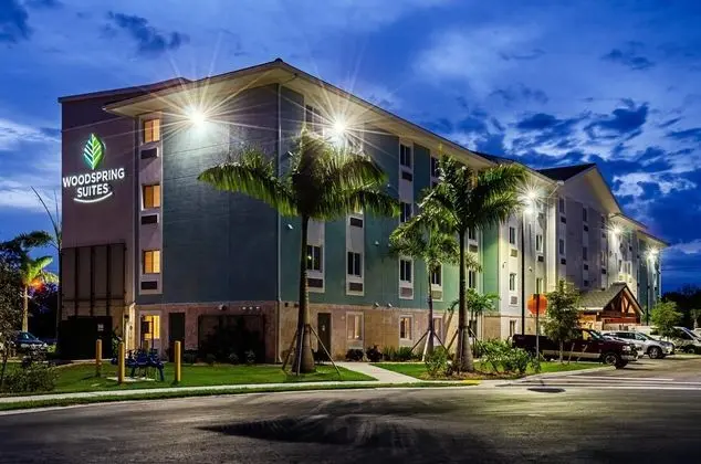 WoodSpring Suites Naples - Dış Mekan
