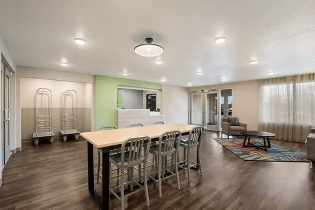 WoodSpring Suites South Brunswick - Princeton - Lobi