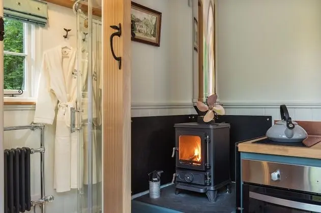 The Wriggly Tin at Tregoose Old Mill - Banyo Tipleri