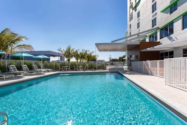 Wyndham Garden Miami International Airport - Havuz