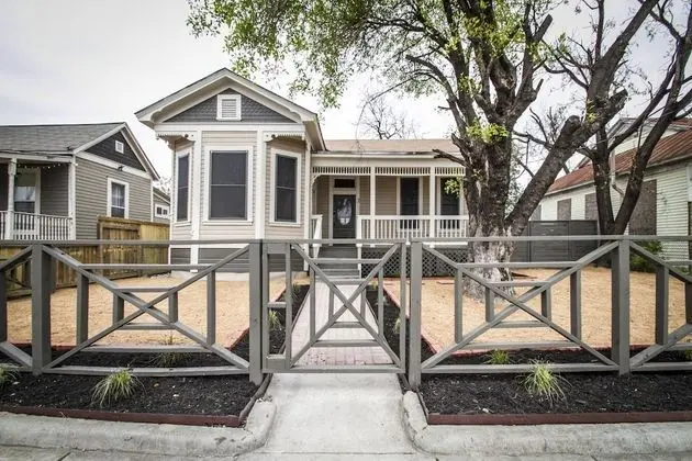 Wyoming St Restored Historic 2br/1ba Downtown