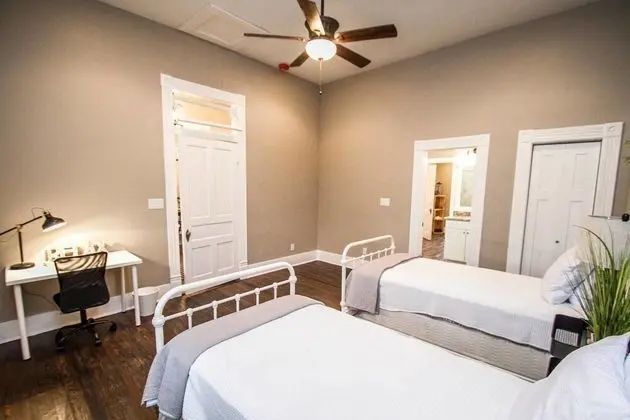 Wyoming St Restored Historic 2br/1ba Downtown - Oda