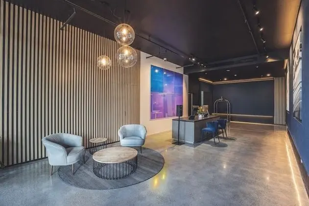 X Kirra Apartments - Lobi