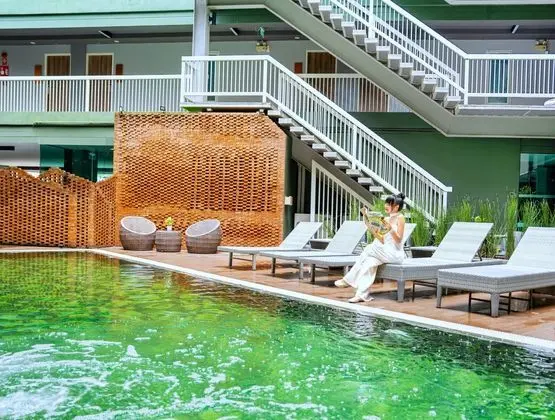 X2 Vibe Chiang Mai Decem Hotel - Havuz