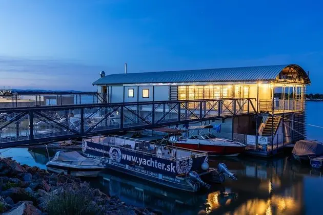 YACHTER CLUB Modrá Čajka - Dış Mekan