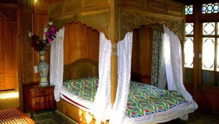 Yadgaar Houseboats - Oda