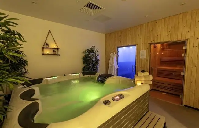 Yarrow Hotel - Havuz