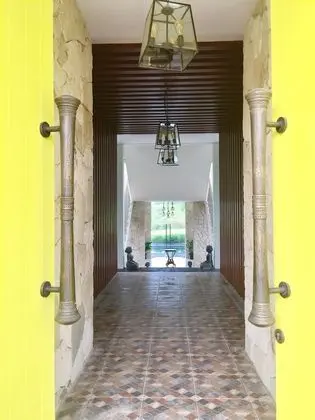 Yellow Door - Lobi