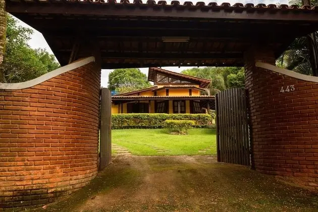 Yellow Village - Lobi