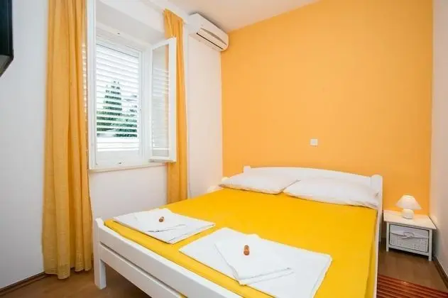 Yellow Room Guesthouse - Oda