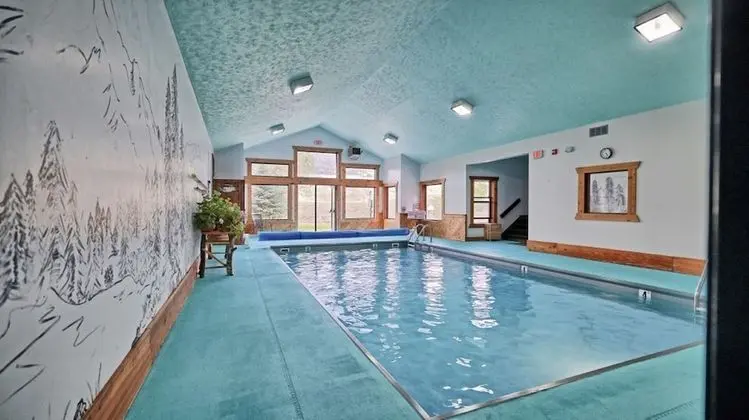 Yellowstone Village Inn and Suites - Havuz