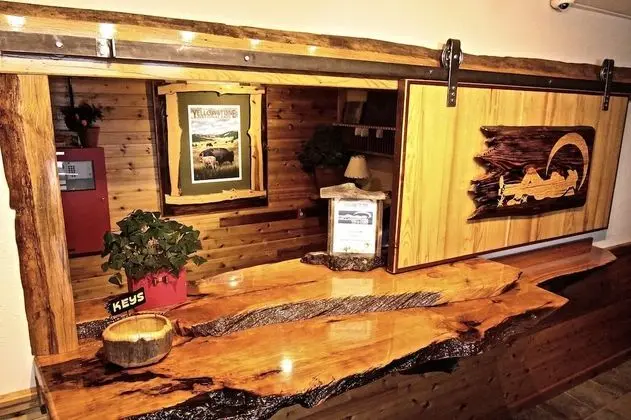 Yellowstone Village Inn and Suites - Lobi