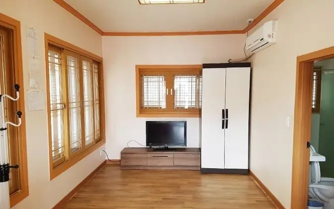 Yeongam Seonhyanggwan Hanok Pension