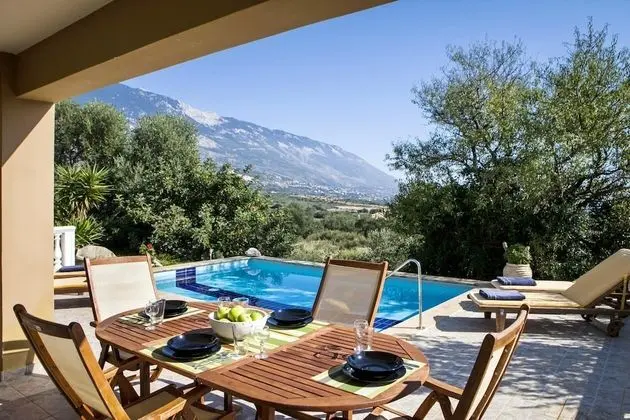 Villa-yianna Cool Interior and Tranquil Exterior