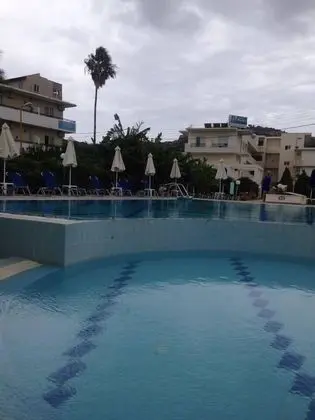 Yiannis Apartments - Havuz