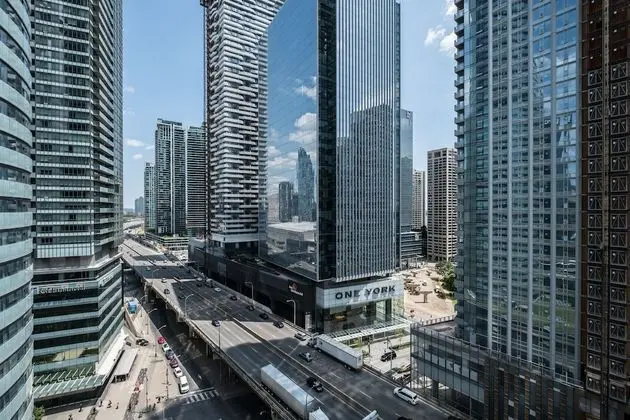 York Street Condos Tower 1 - Dış Mekan