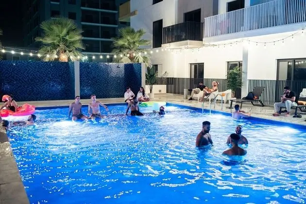 You&Co co-living Dubai - Havuz