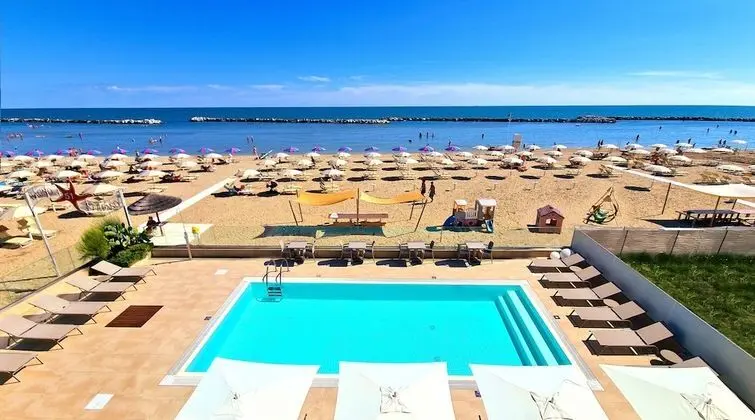 You & Me Beach Hotel - Öne Çıkan Resim