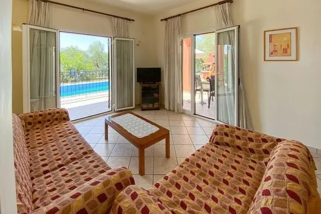 Villa Youla Large Private Pool Walk to Beach Sea Views A C Wifi Car Not Required - 1025 - İç Mekan