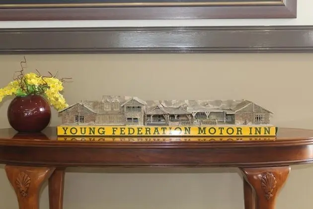 Young Federation Motor Inn - Lobi