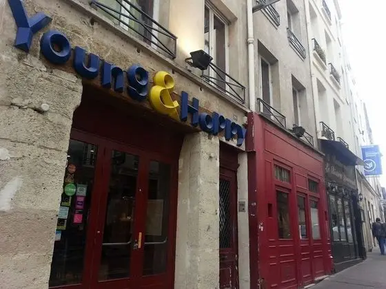 Young & Happy Latin Quarter by Hiphophostels